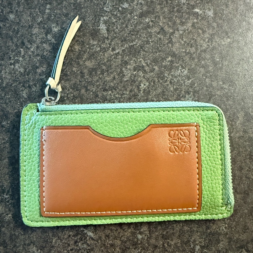 Loewe Coin cardholder in soft grained calfskin(pre-owned)
Green/brown